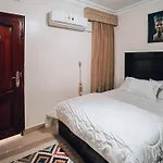 Queen Pyramids View Apartment