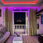 Queen Pyramids View Apartment